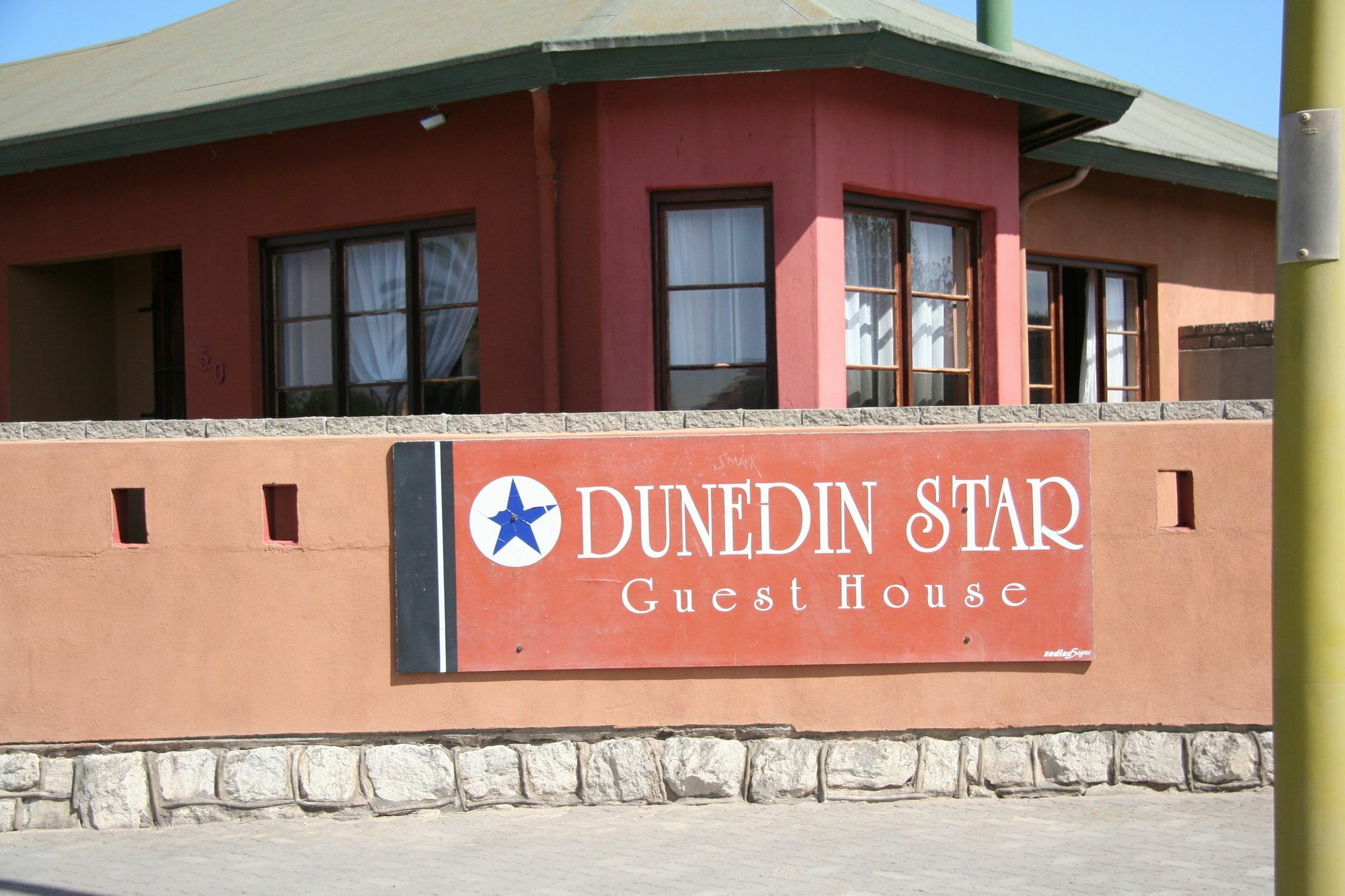 Dunedin Star Guesthouse Свакопмунд Экстерьер фото